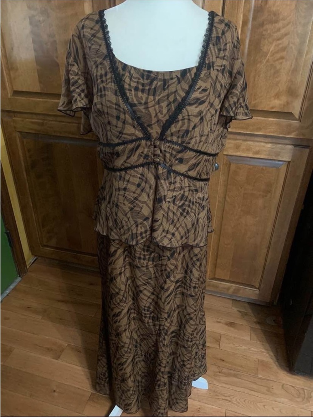 Sag harbor women’s brown black striped two piece dress. Fits medium/ large.